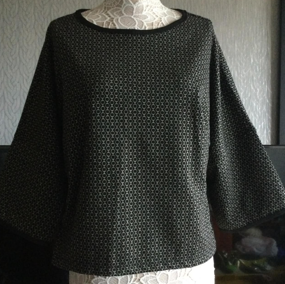 Max Studio London Black and White Patterned Blouse Size MEDIUM